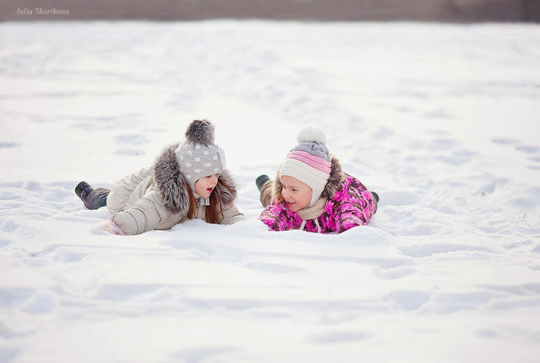 Катюша и Эвелина. ( это был последний день зимы со снегом.)