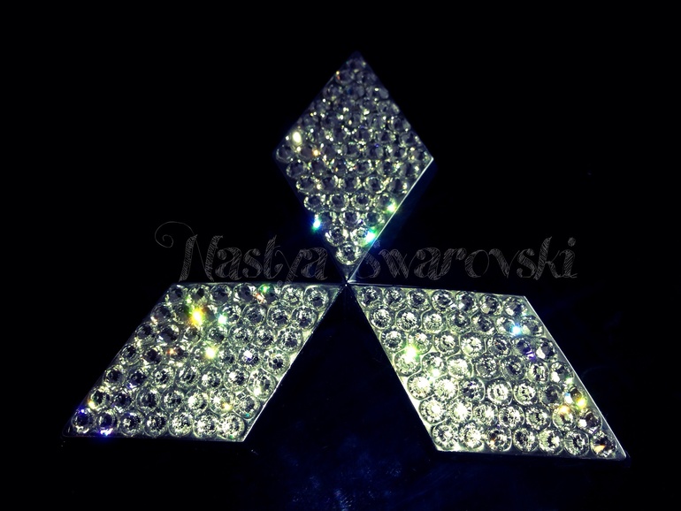 Шильдик Mitsubishi в стразах Swarovski