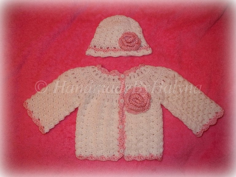 Кофточка и шапочка с розочкой