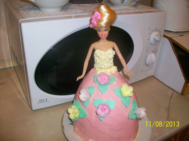 Это на второй день рождения старшей дочки...порвался кондитерский мешок ((( пришлось украшать тем,что было под рукой.