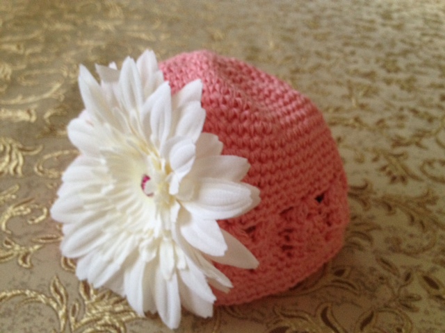 Модная вязанная шапочка с цветком от Jamie rae hats