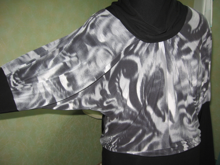 Летучая мышь из трикотажа.