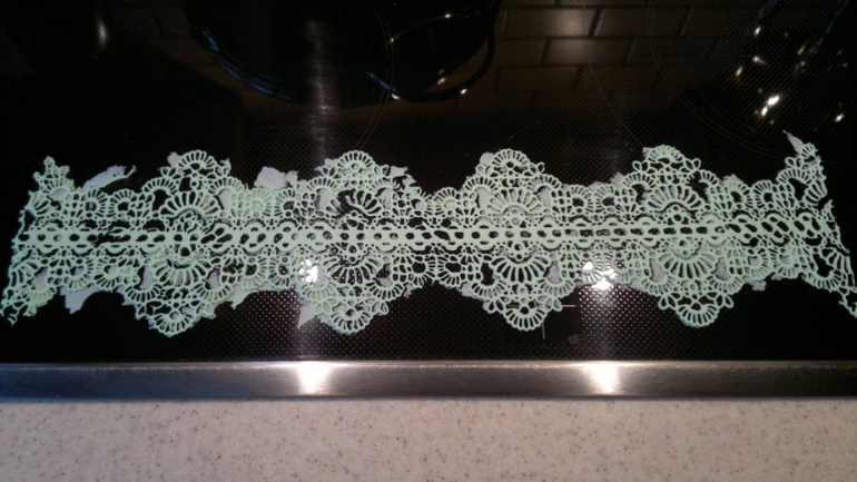 Девочки милые подскажите! Как сладить с кружевом??? Что не так(((