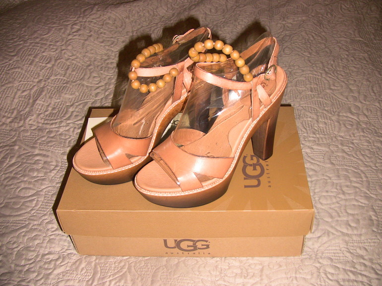 Новые кожаные босоножки UGG