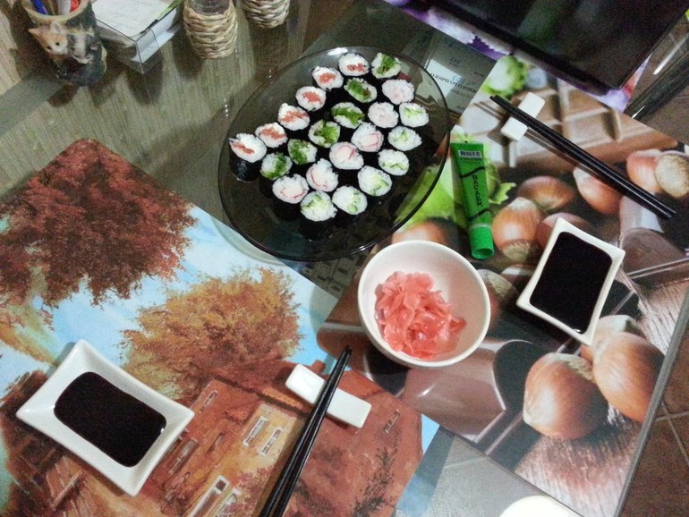 Наши первые роллы с помощью спец.машинки.