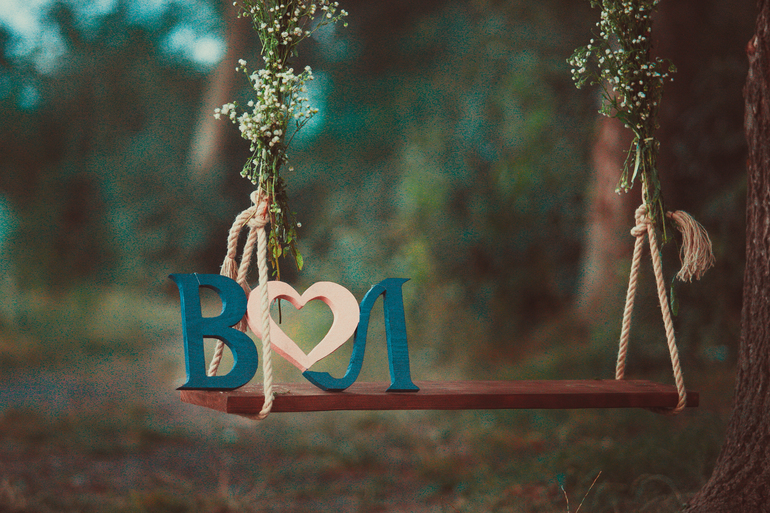 Здесь ЛЮБОВЬ...