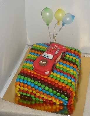 радужный тортик с тачкой.