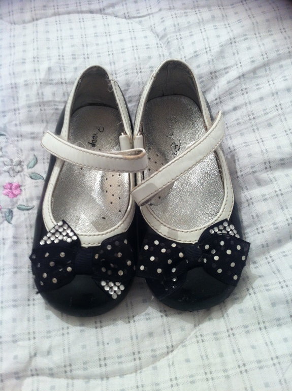 Нарядные кожаные туфельки на девочку в отличном состоянии. Размер 24. Цена 450 р.