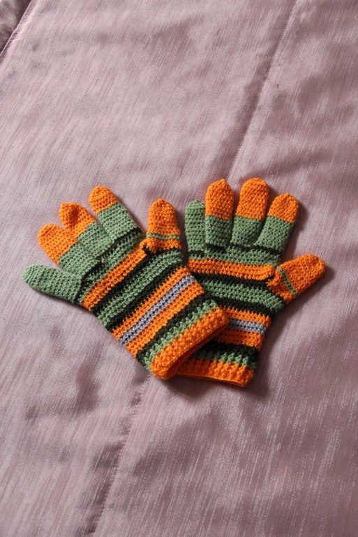 Моя очередная работа на заказ))))Шапочка+Шарфик "Минни" и необыкновенно яркие перчатки на осень)))