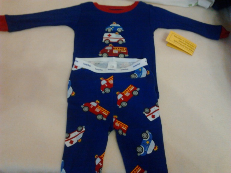 Две пижамы на мальчика Baby Gap (р.2 года и размер 6-12 мес)