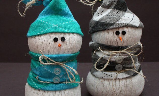 Как сделать снеговиков из носков
