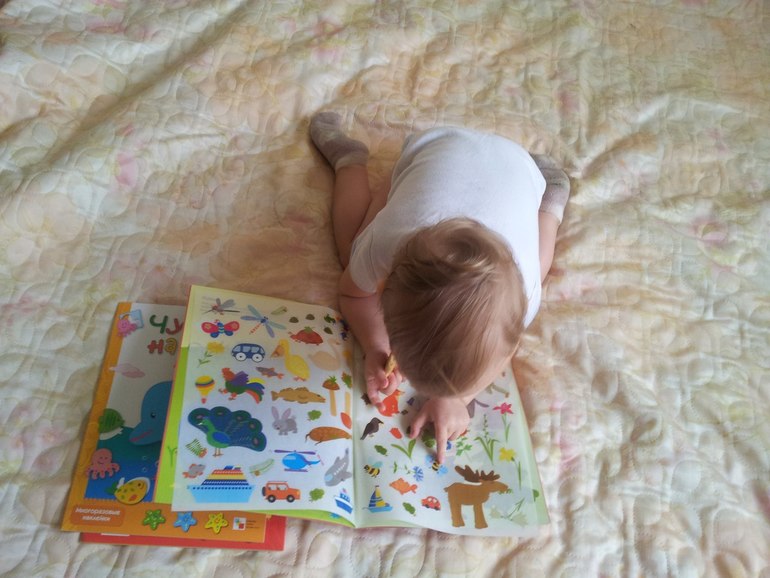 Купила на днях для мелкой пару книжек. Она писщит от удовольствия!!!