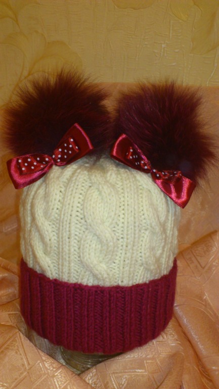 Шарф с пумпошками и бантиками