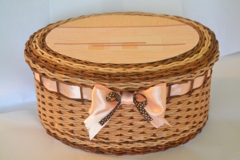 Овальная шкатулка для рукоделий