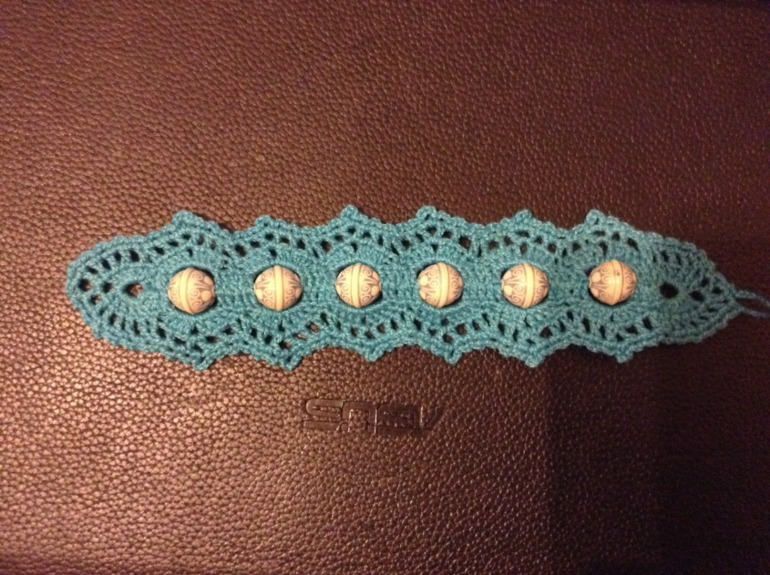 Вязанный браслет