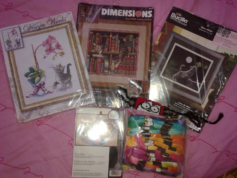 Я своего  Хому порадовала кошками