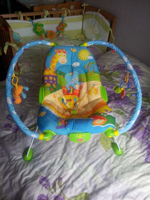 Шезлонг Tiny Love вибрирующий с дугами и игрушками 1200 руб.