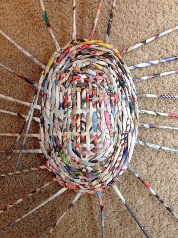 Мои робкие первые шажочки в плетении из газет