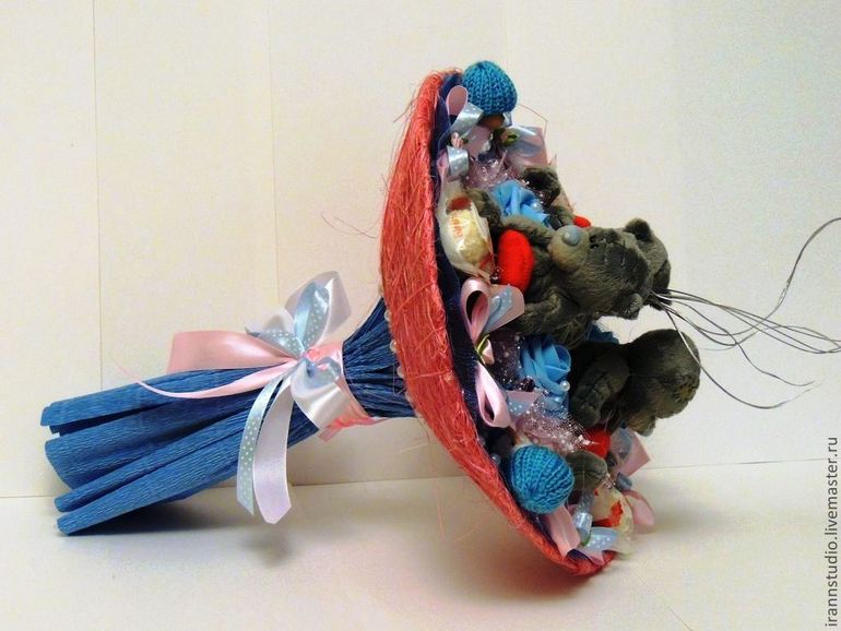 Букет из игрушек "Дочки & Сыночки" с конфетами