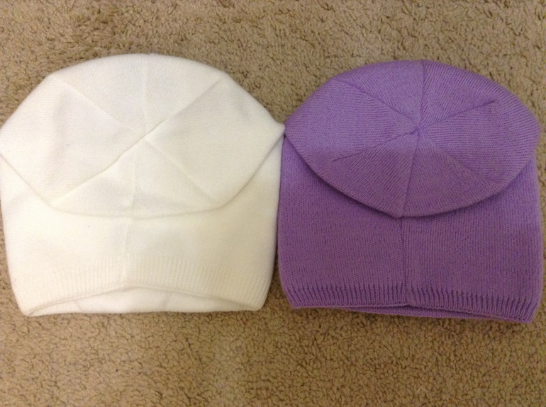 Продаю новые шапки, без бирок, ОГ 52. Каждая 300 руб. Москва.