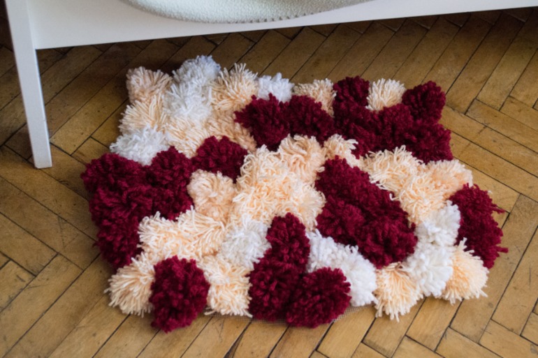 Коврик из помпонов