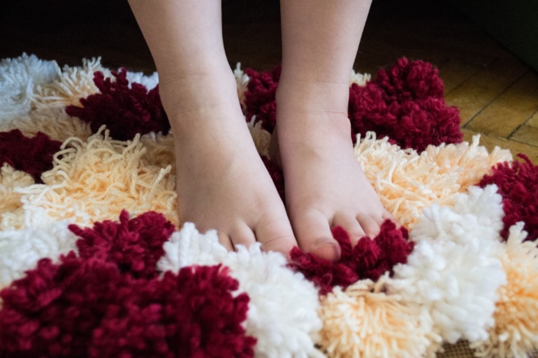 Коврик из помпонов