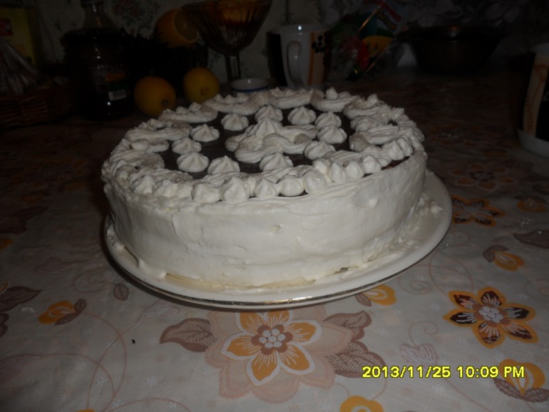 Птичье молоко!) украшены сливками