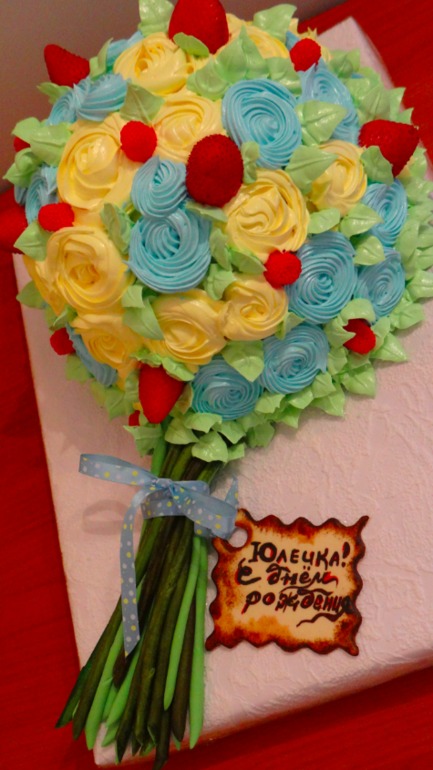 Кремовый букет из стилизованных роз.