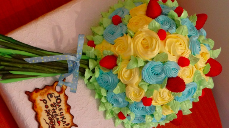 Кремовый букет из стилизованных роз.