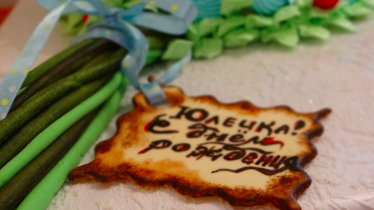 Кремовый букет из стилизованных роз.