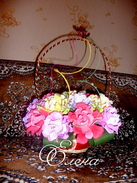 Корзиночка с розами, внутри которых конфетки Эсферо.