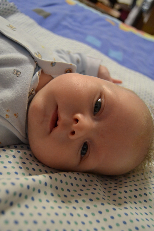 Не лежит на животике (((