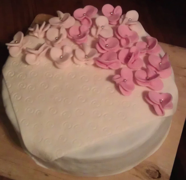 Тортик с цветочками)))хочется критики)))