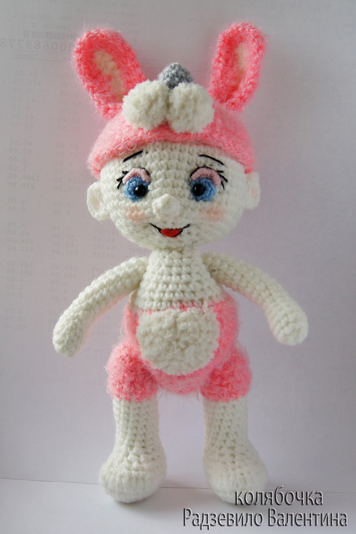 Малыш в костюме зайки.