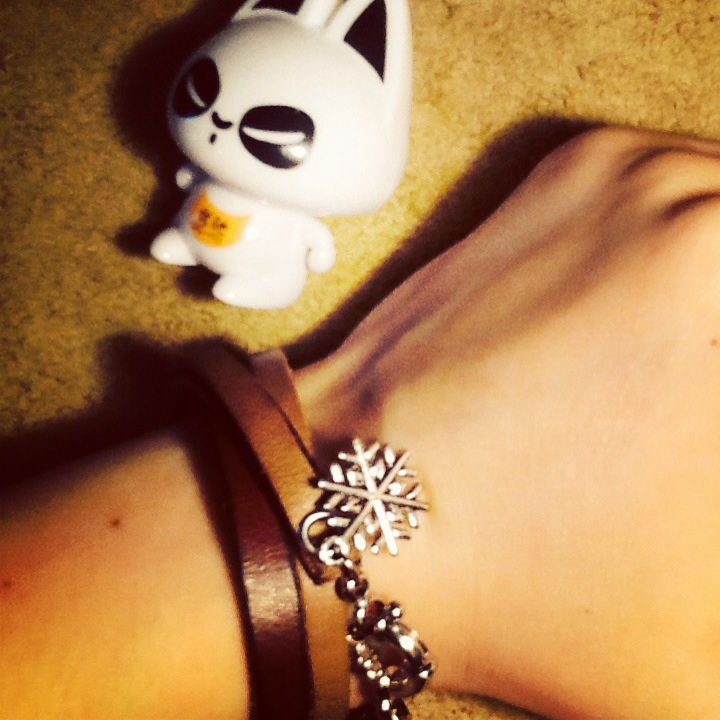 Кожаные браслетики с подвесками)