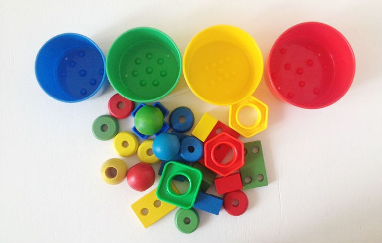 Сортировка по полочкам по цвету играть. Сортируем по цвету игрушки. Сортировка по цветам Монтессори. Развивающие игрушки для сортировки цветов. Сортировка по цвету для малышей.