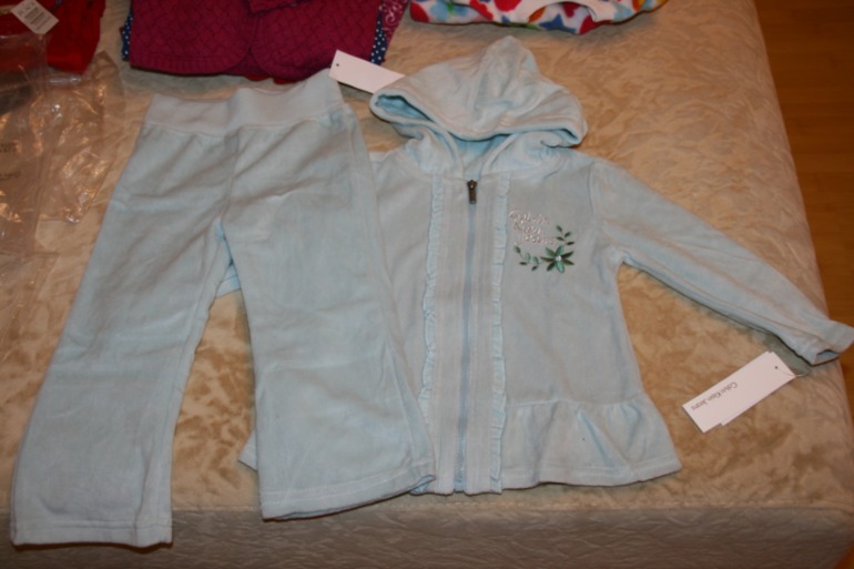 Продам велюровый костюм на девочку 24 месяца