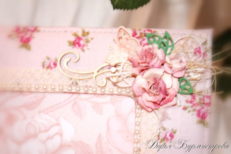 Мягкая тканевая фоторамка с нежным декором.