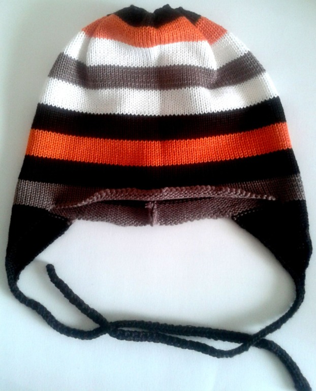 Шапочки, шарфики много))))))