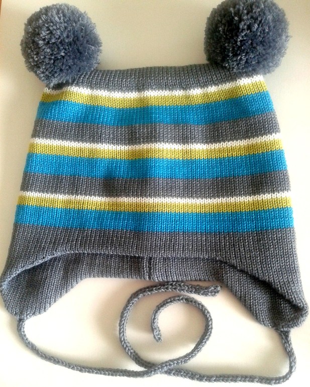 Шапочки, шарфики много))))))