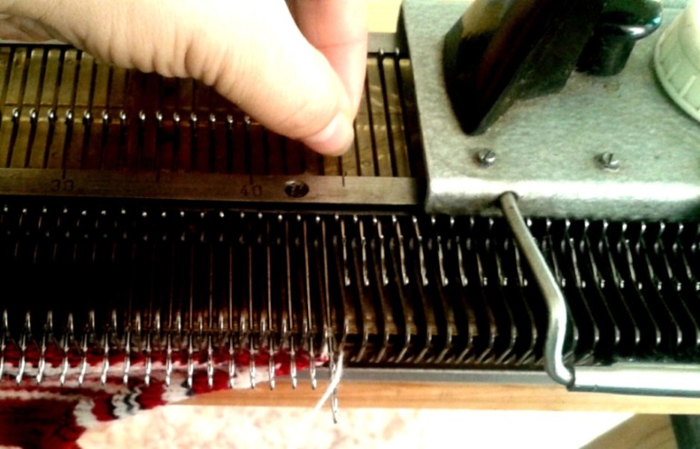 Достаём бабушкину вязальную машину.....