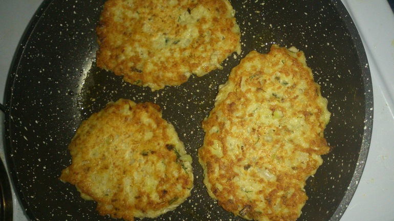 Быстрые рыбные котлетки из консервов.