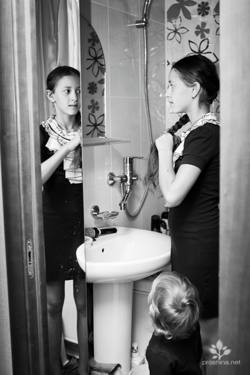 Сборы маленького Алексея в церковь