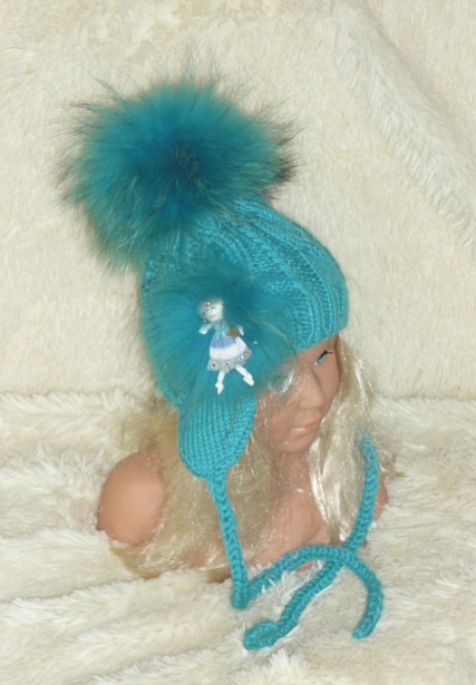 Шапочки с мех помпонами, детские и взрослые, итальянский меринос, машинная и ручная вязка на заказ