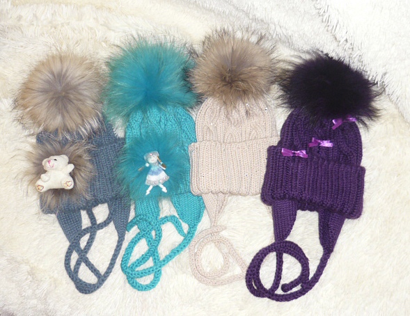 Шапочки с мех помпонами, детские и взрослые, итальянский меринос, машинная и ручная вязка на заказ