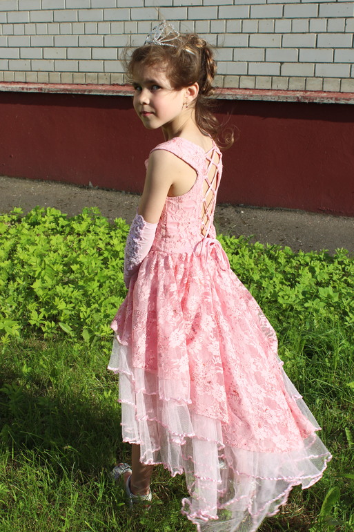 10 очаровательных платьев на выпускной, которые легко сшить — hb-crm.ru