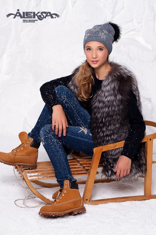 Потрясающие шапки с помпонами для мам и деток! Стоп скоро.