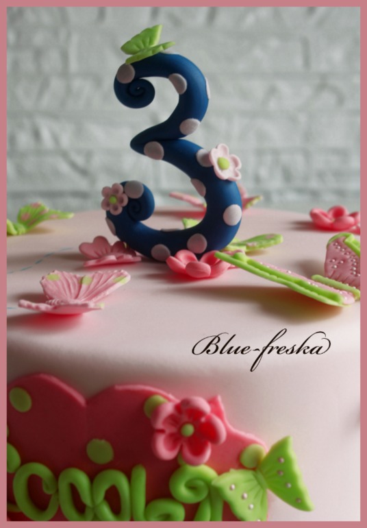 С бабочками.