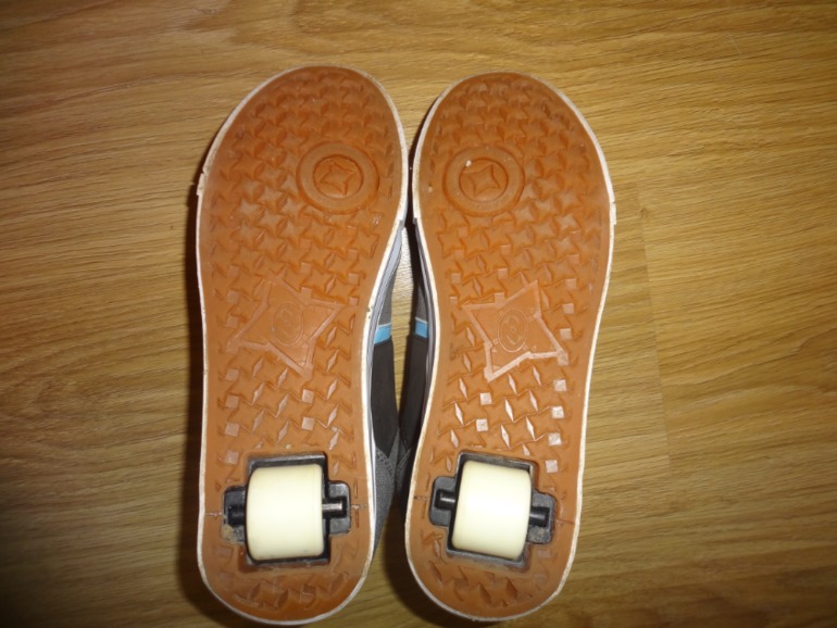 Новые роликовые кросовки. Размер 39. Цена 2500 руб.