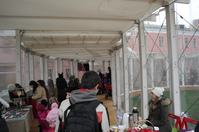 Мама маркет в саду Баумана